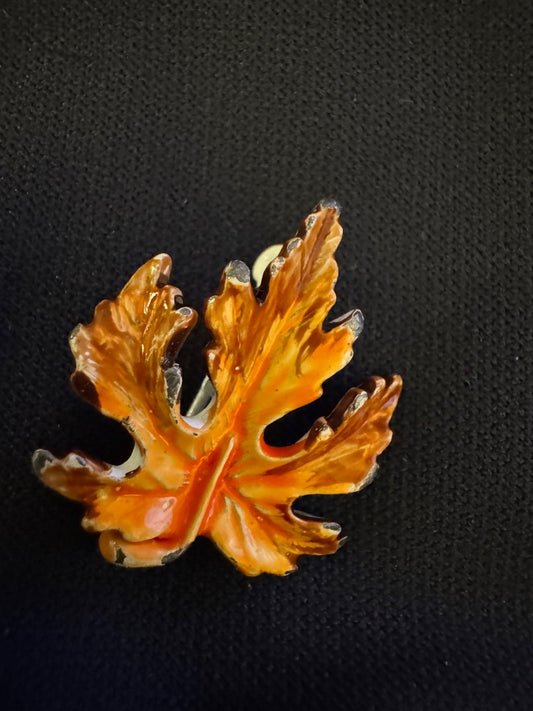 Small maple leaf pin