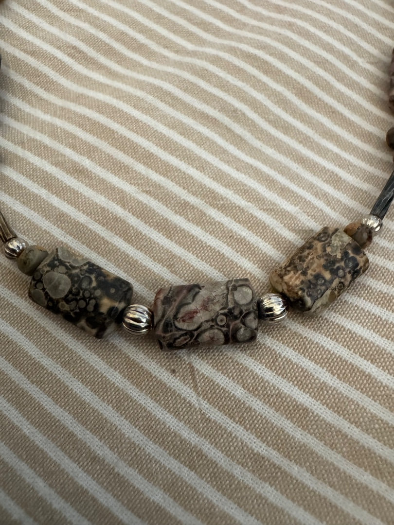 Brown stone lq silver necklace