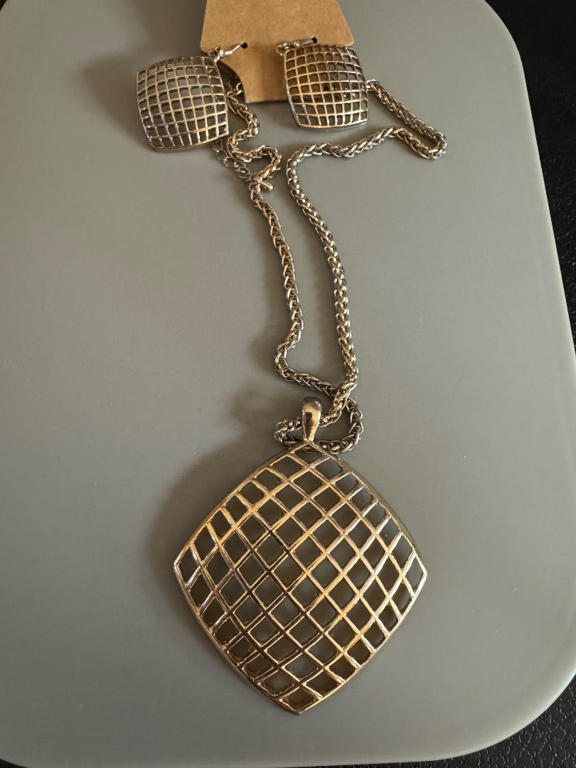 Goldtone woven necklace w/earrings