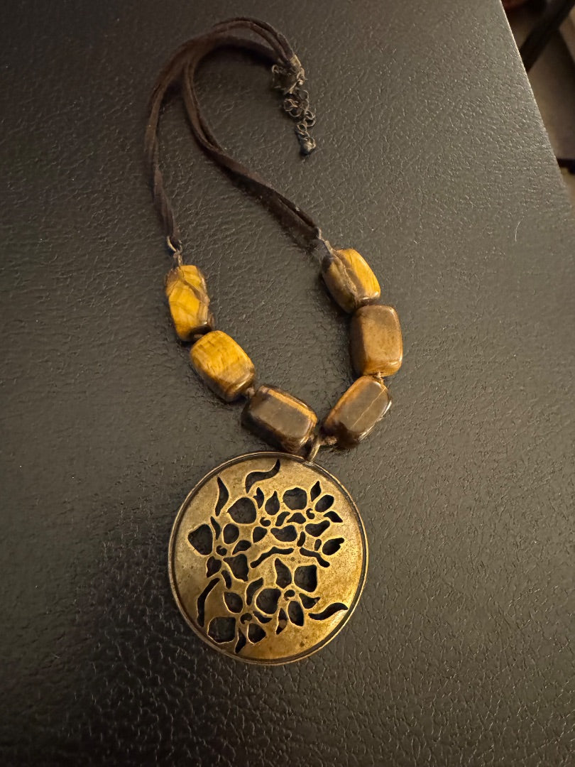 Avon Tiger Eye w/pendant necklace
