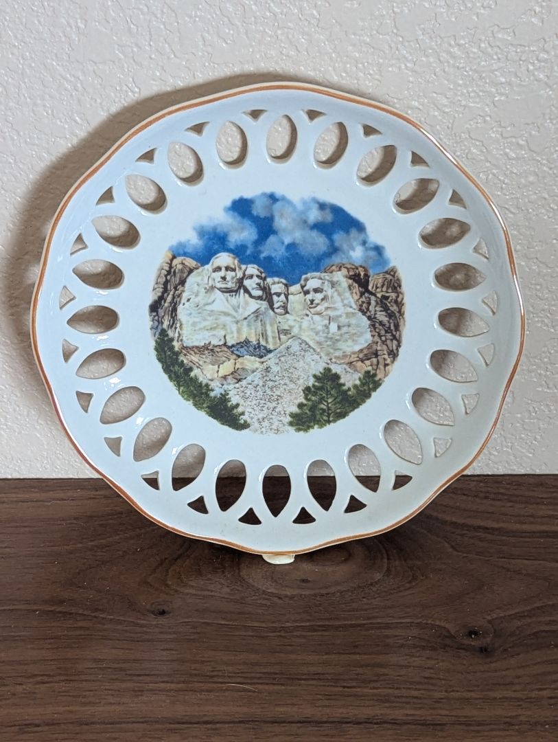 Mt Rushmore collector plate