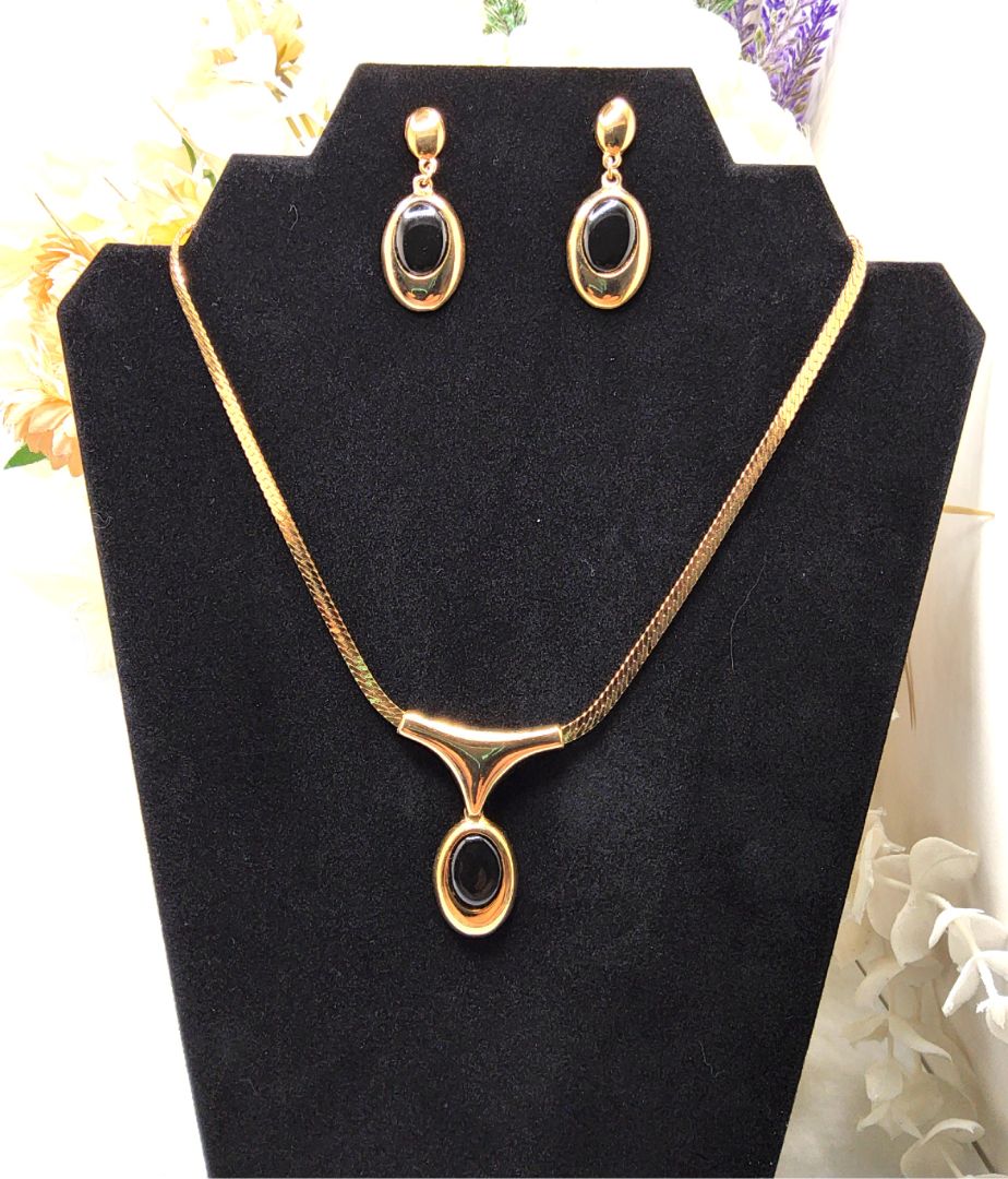 Vintage Gold Toned Black stone Necklace and Earrings Jewelry