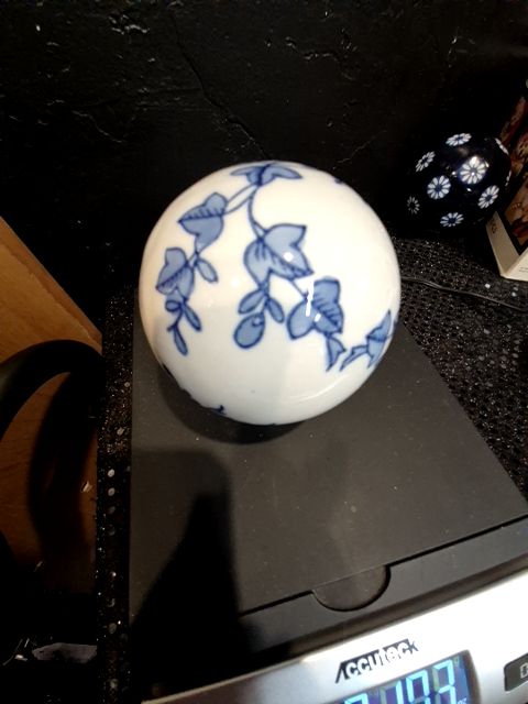 White w/Cobalt Blue Ivy Porcelain Carpet Ball, 3"