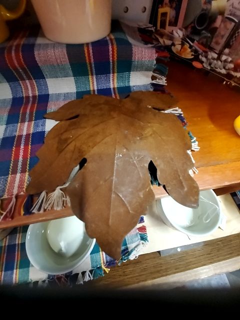 Metal leaf candle holder