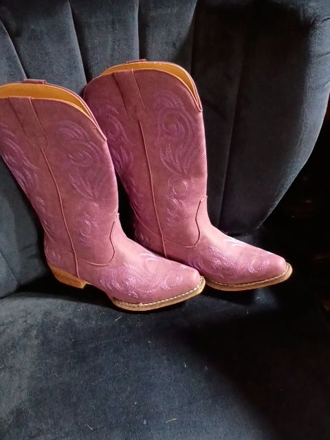 Cowboy boots, 9