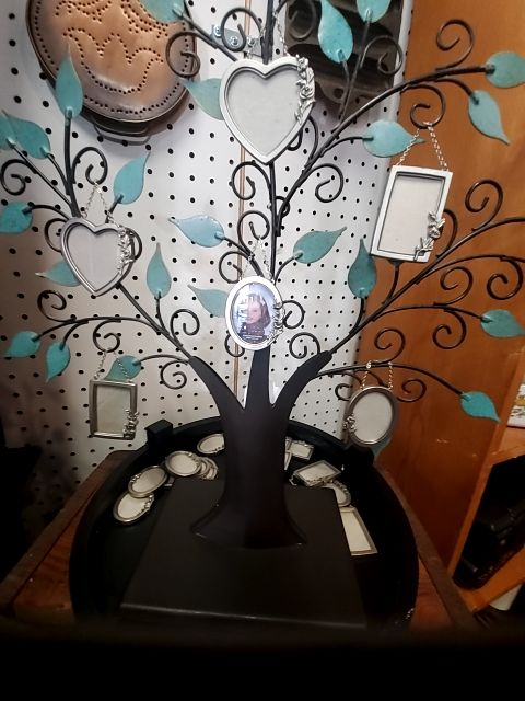 2003 hallmark family tree w/22 frames, Includes 22 frames