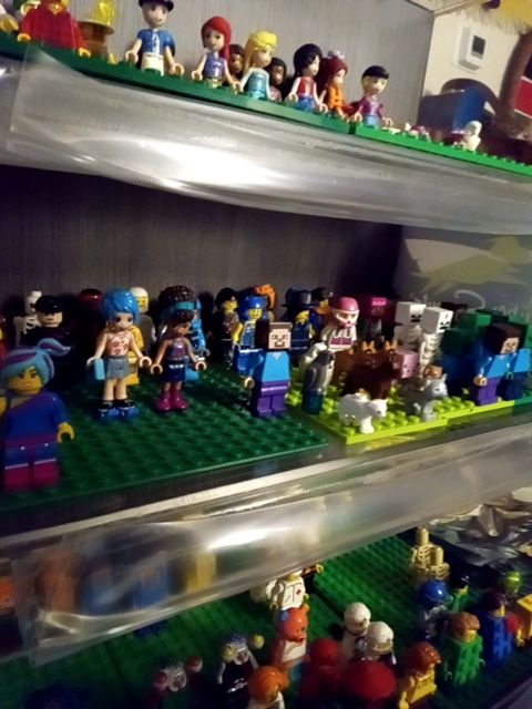 Mid Lego Minifigures (middle)