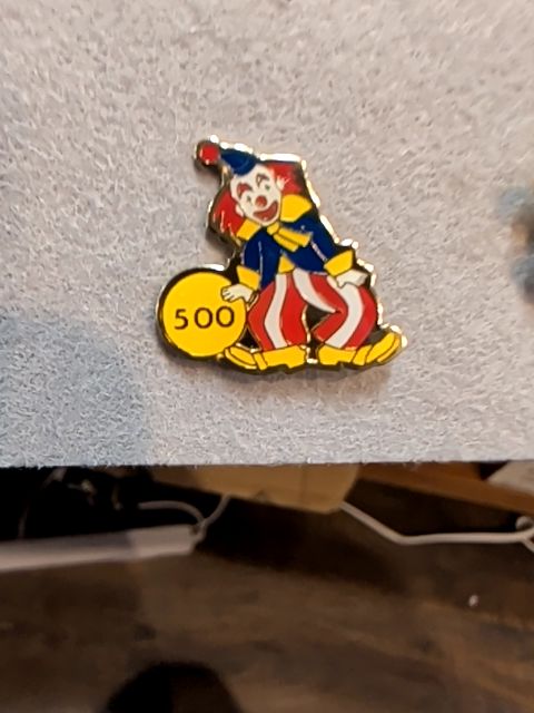 VINTAGE 500 SERIES BOWLING GAME CIRCUS CLOWN LAPEL PIN APPROX 1" (P516)