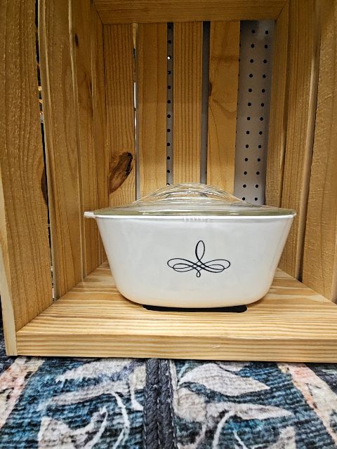 Corning ware Trefoil 2 qt dish w/ lidLR