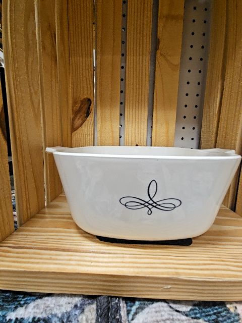 Corning ware Trefoil 2 qt dish w/ lidLR