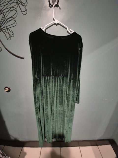 Green Victoria Holley Long Sleeved Velvet Dress, XL