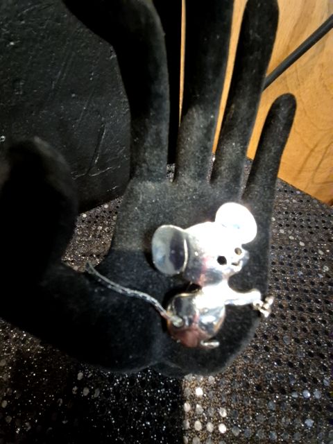 Silvertone Mouse w/Heart Brooch, 1.5"