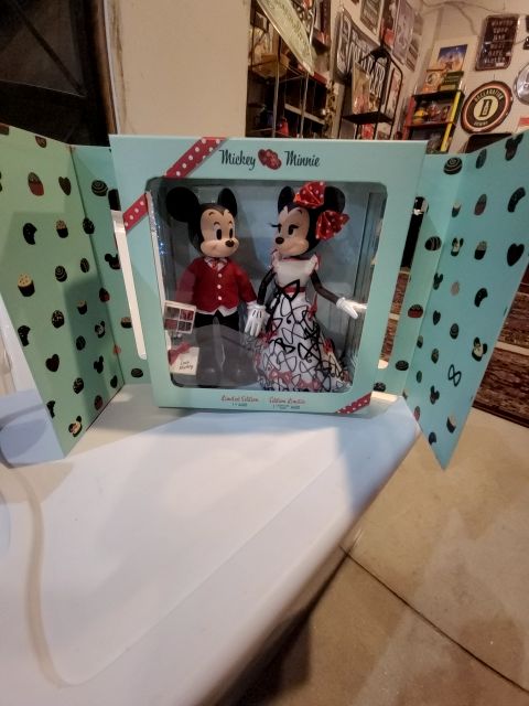 Disney RARE Minnie and Mickey Valentines figures