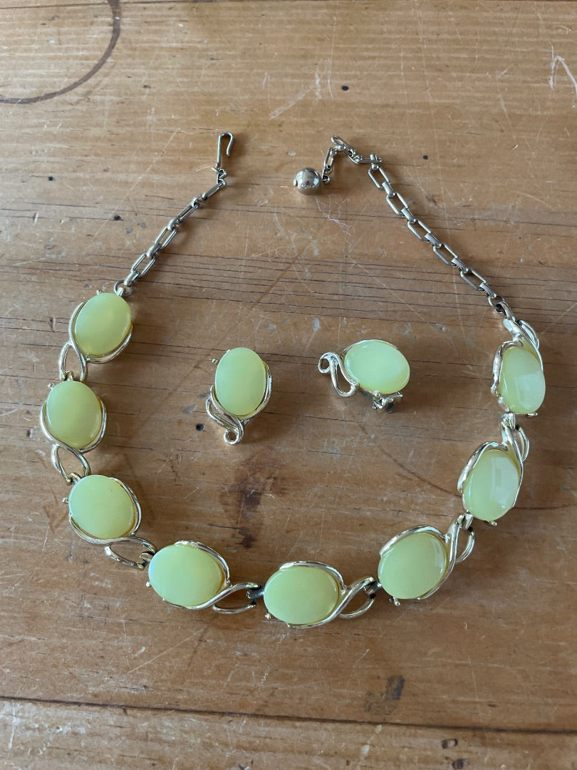 Vintage necklace/clip on earrings set