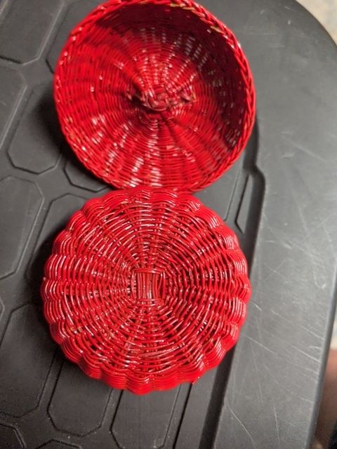 Red Wicker Apple Basket w/Lid, 4.5" x 5.5"