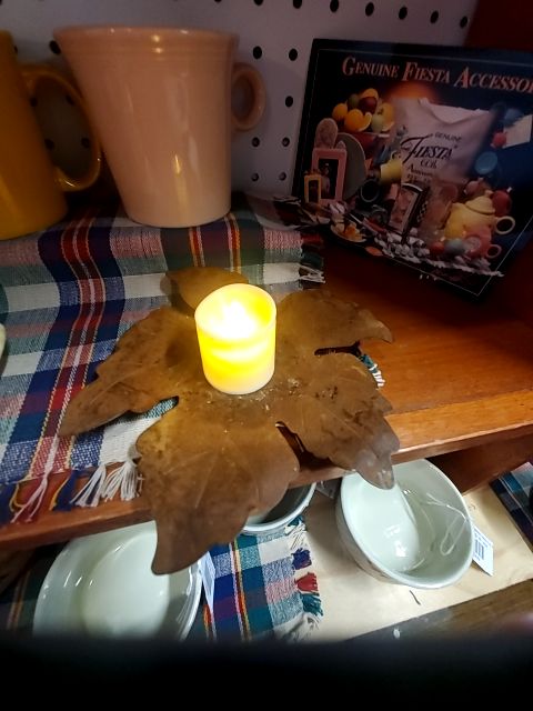 Metal leaf candle holder