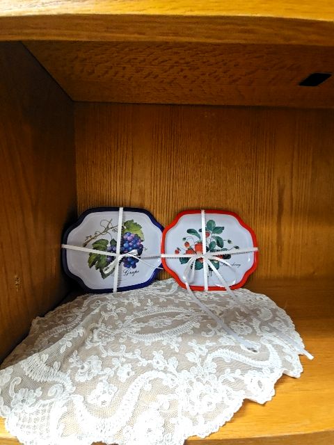 VINTAGE 3 SNACK TRAYS GRAPE LEMON STRAWBERRY LR