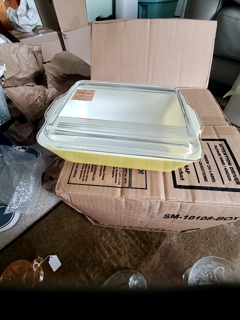 Pyrex Refrigerator dish 503 yellow w/lid