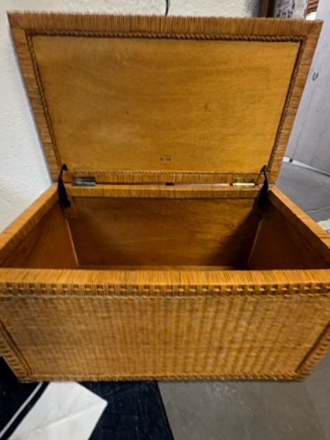 Pier 1 Wicker trunk, Large