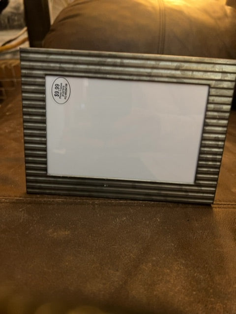 Metal picture frame