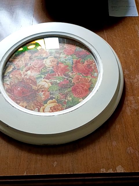 White round frame