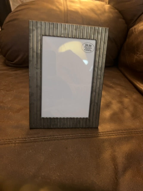 Metal picture frame