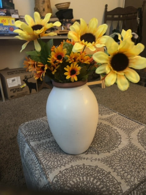 White ceramic vase w/rust rim