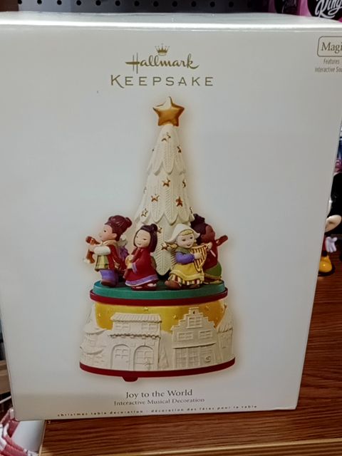 Hallmark Hallmark keepsake Joy to the World musical deco. NIB.