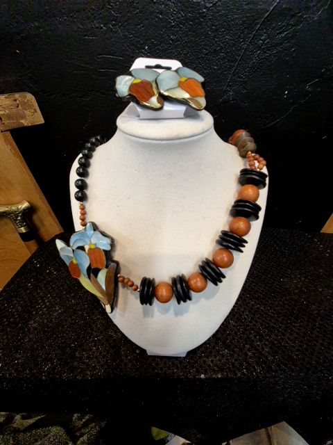 Beaded Necklace Lee Sands Mother of Pearl Inlay Flower with Earrings