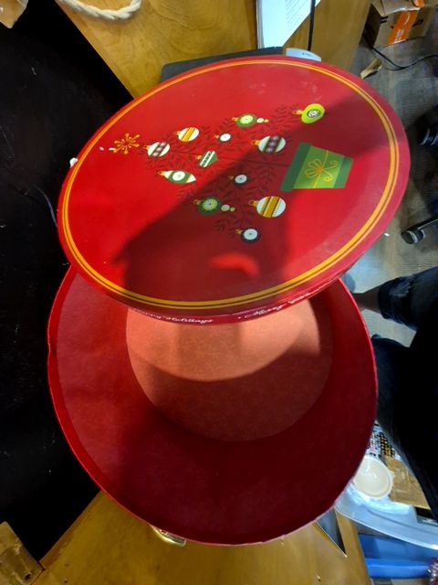 Green w/Red Lid Vintage Christmas Hat Box, 14" × 7"