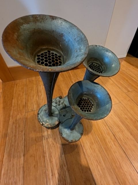 Vintage Semi/train horn