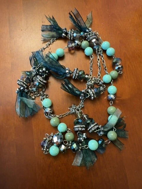 LK Ribbon lite green silver tone necklace
