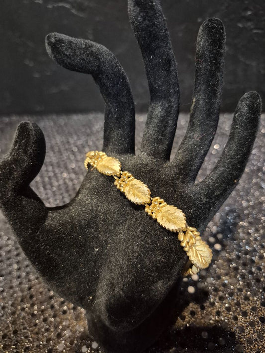 Vintage Trifari Gold Tone Leaf Style Link Bracelet