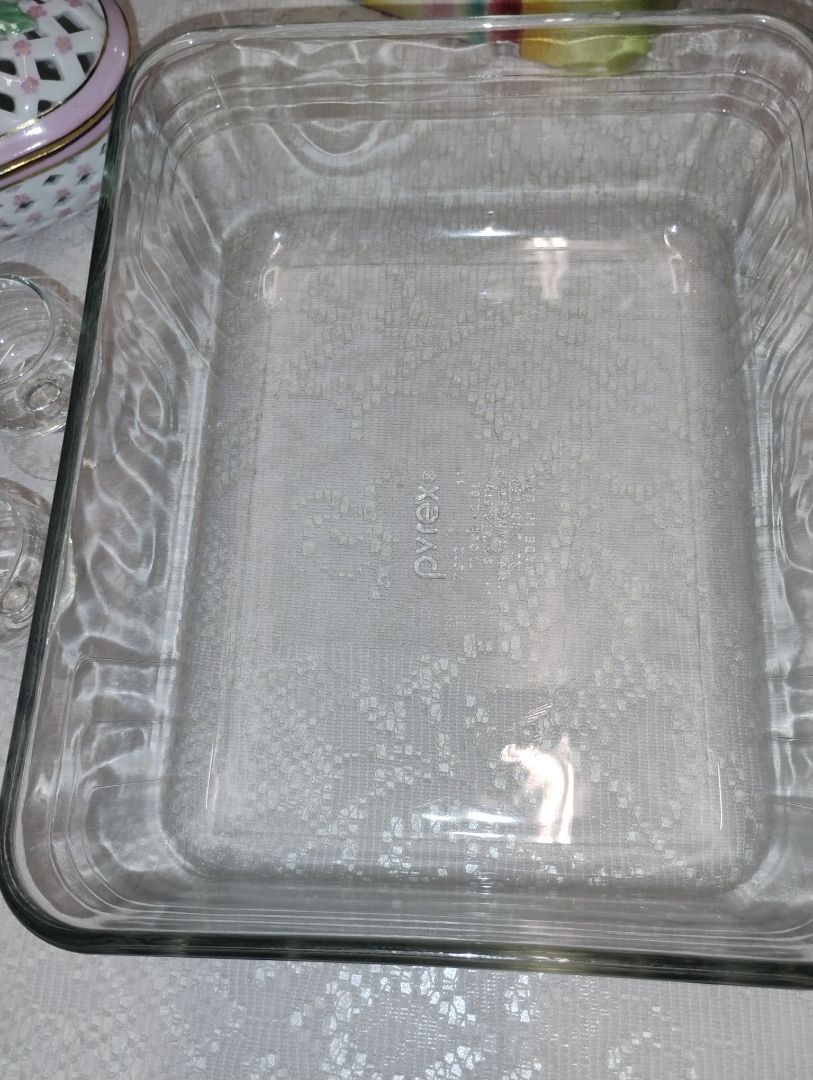 Clear glass Pyrex Pyrex baking dish