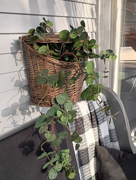 Vintage wall basket/faux plants