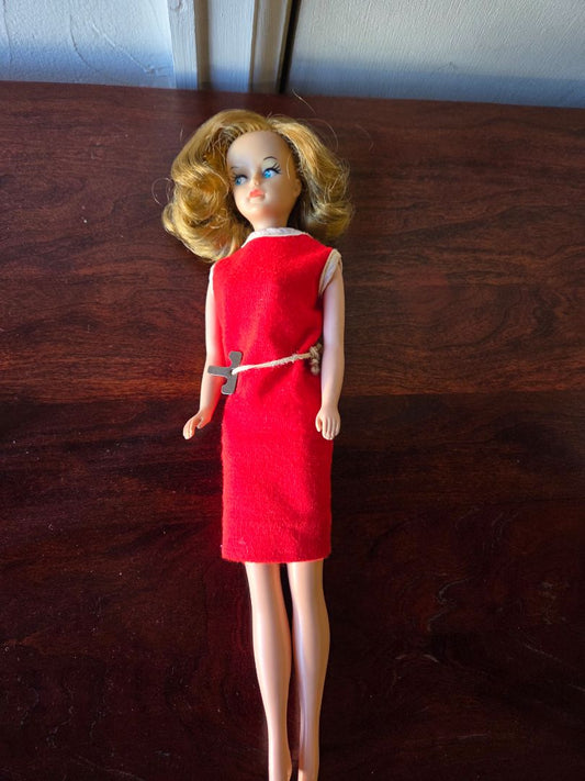 RT592 1960's Tressy doll with original dress and hair key