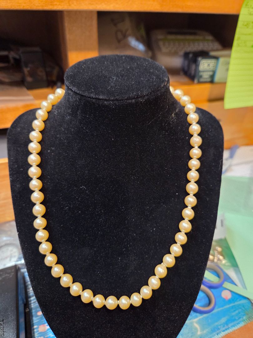 Vintage 14k Clasp Luminous Natural 8mm Pearl String knotted Pearls