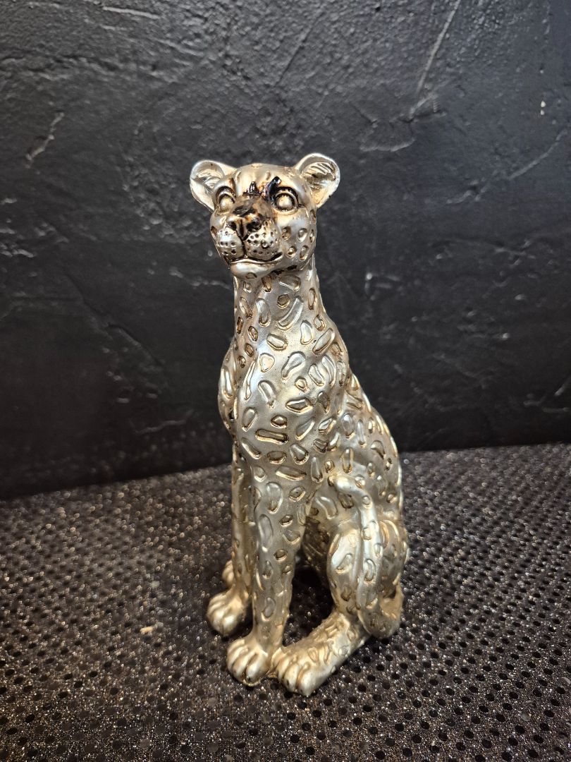 Sitting Leopard resin