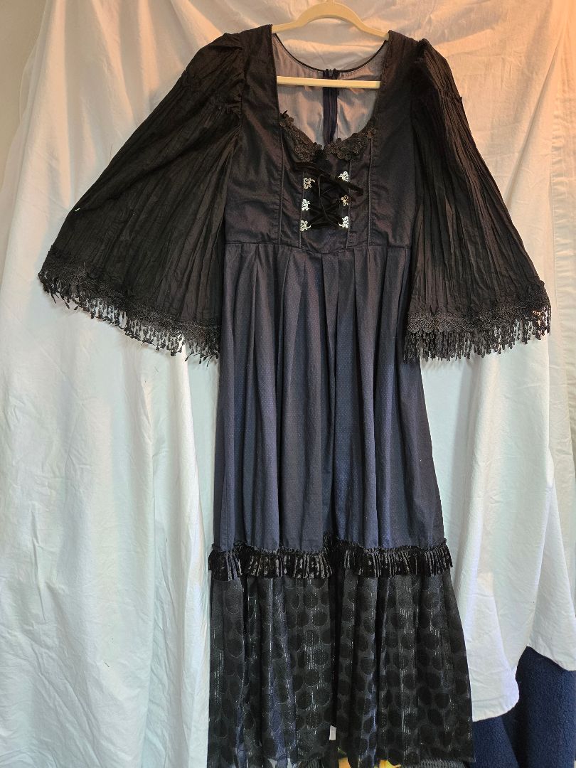 Dress Black lace up bell sleeves, L