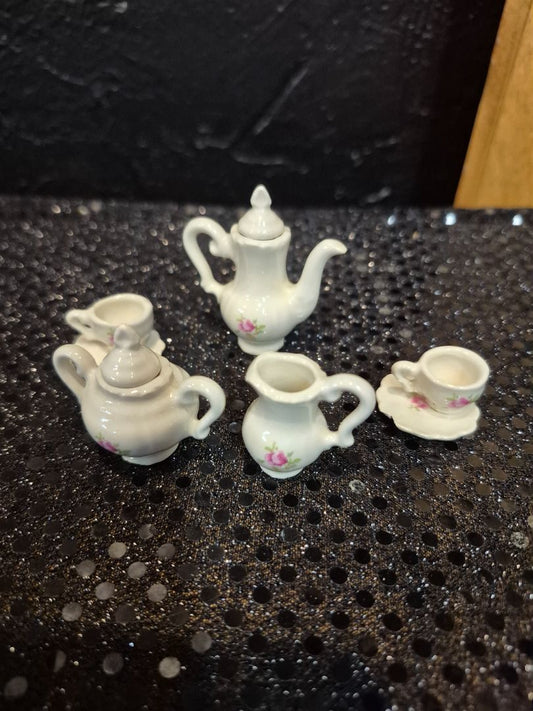 2R-636 Vintage Miniature Doll Tea Set