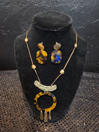 Jewelry Gold Toned Hammered Metal and Tortoiseshell Geometric Pendant and Earrings