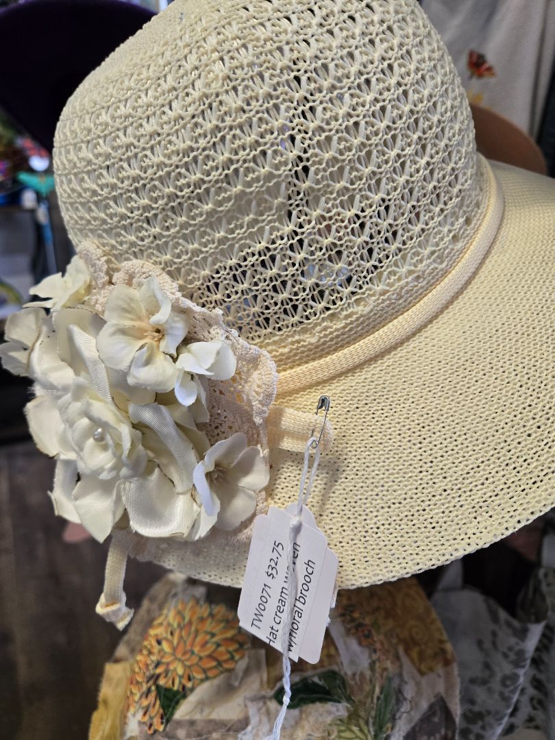 Bucket hat cream w flower