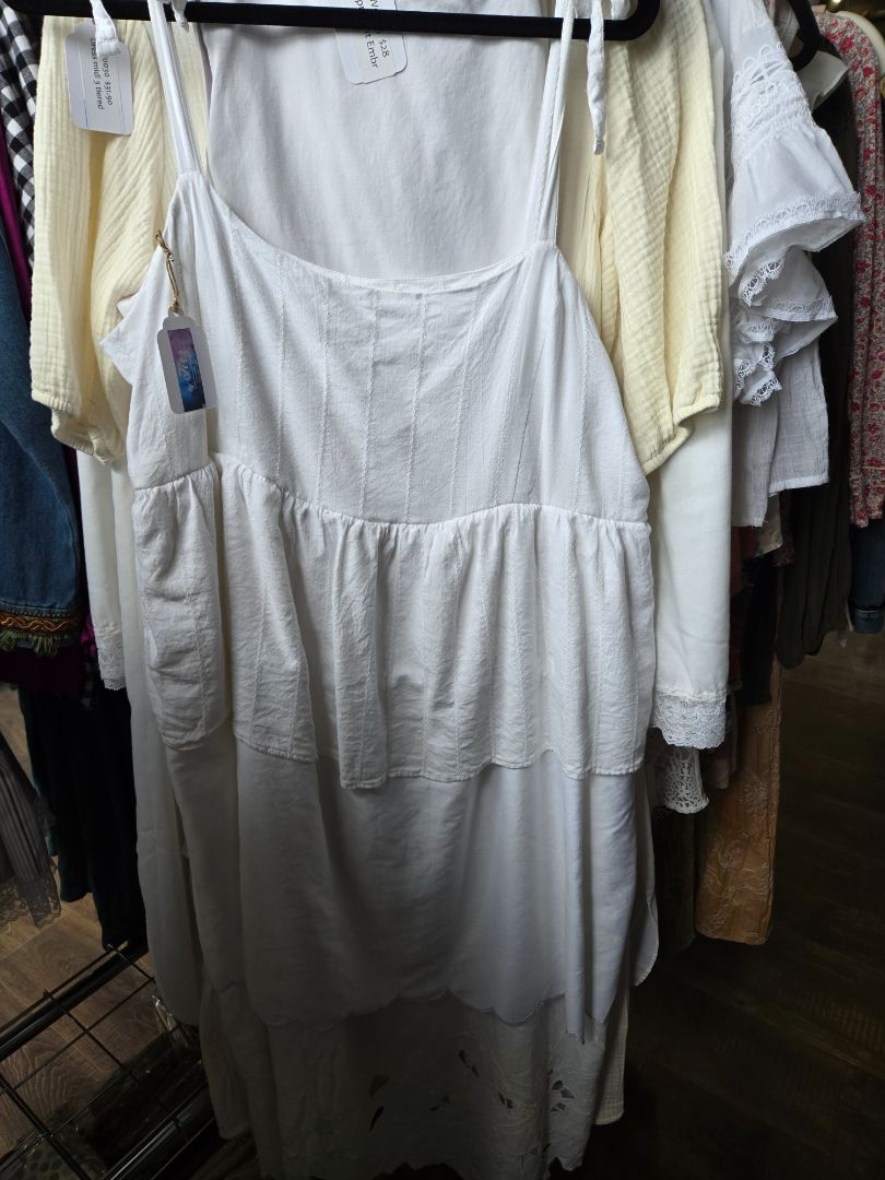 Dress 3 tiered white w lace