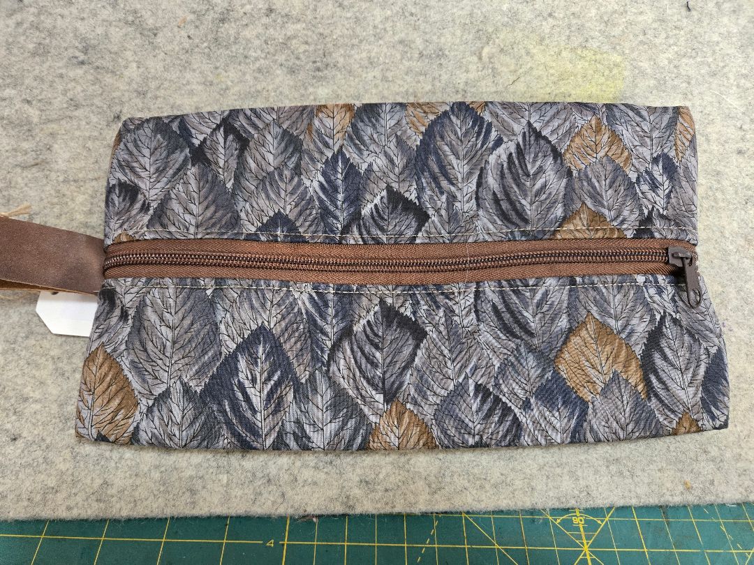 Pouch accord. leaves