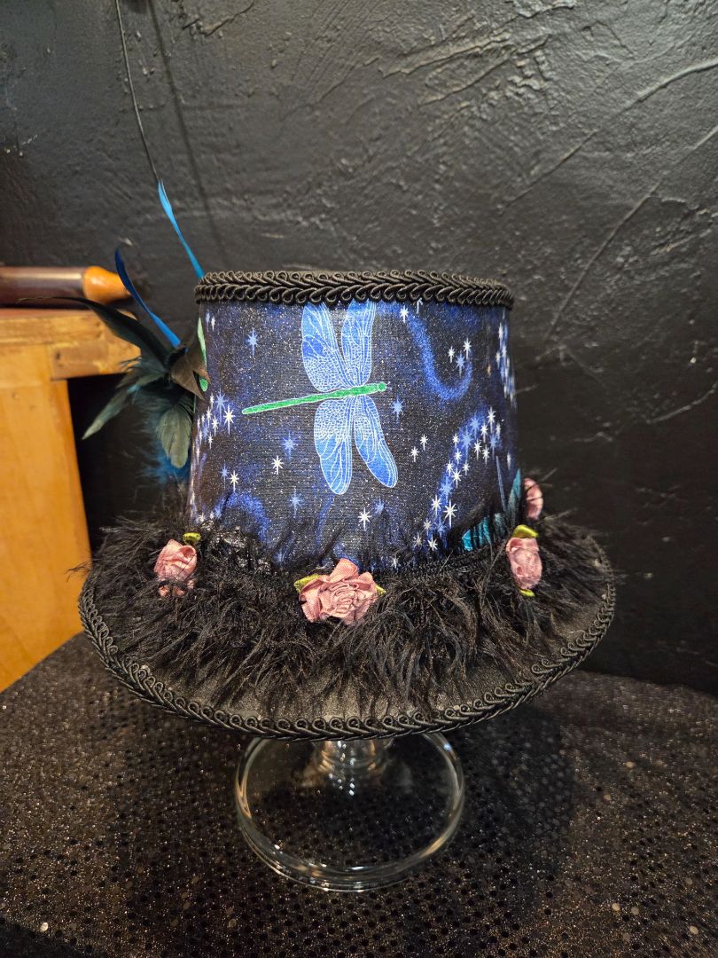 DragonFly Top Hat wit black and green feathers