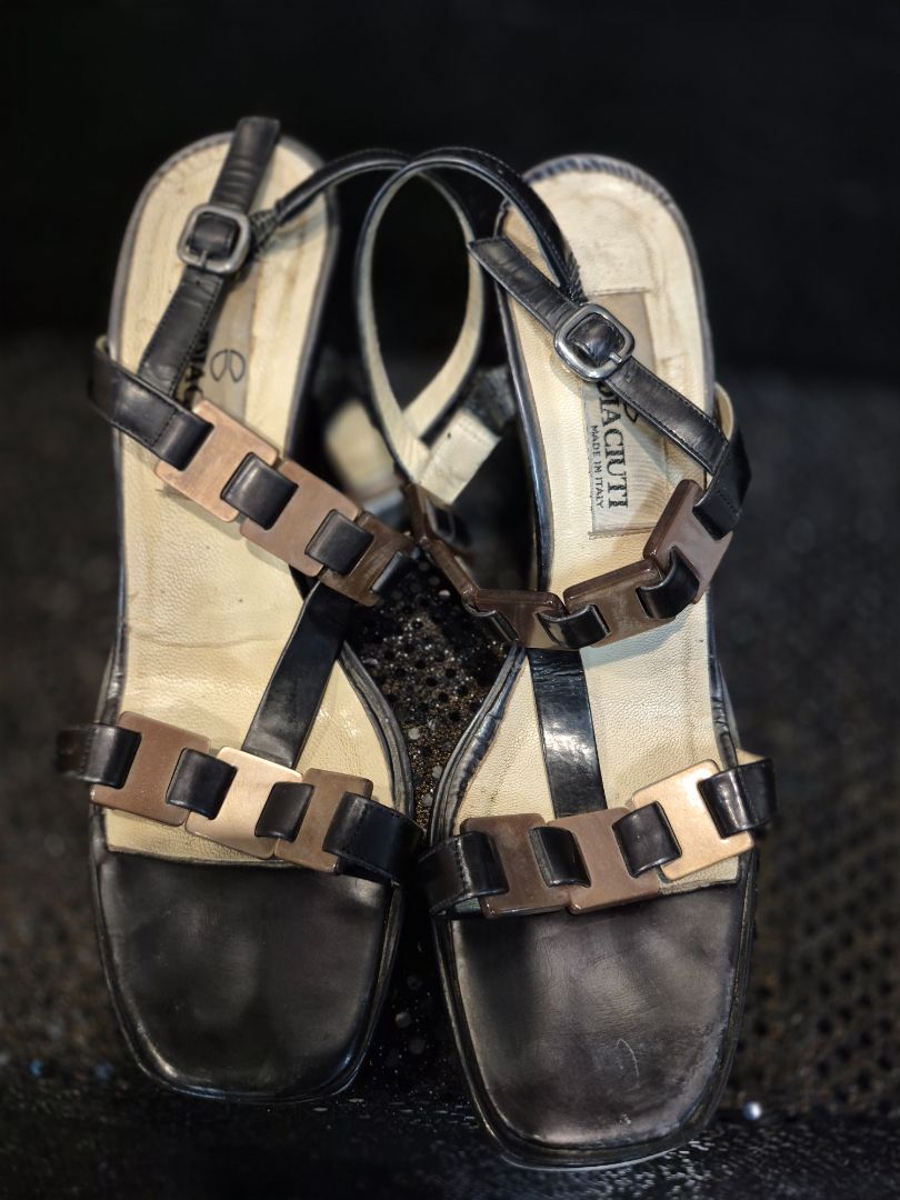 Claudia Ciuti Sandals Black and Gold (sz 6.5)