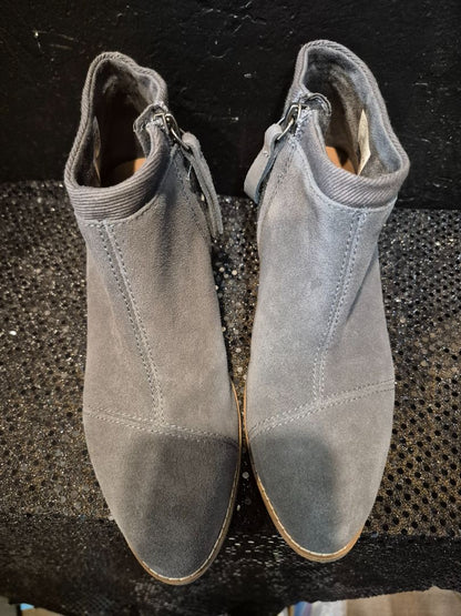 Toms Loren Ankle Boots (sz 6)