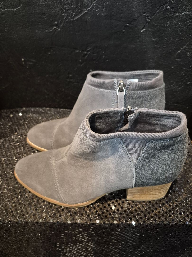Toms Loren Ankle Boots (sz 6)
