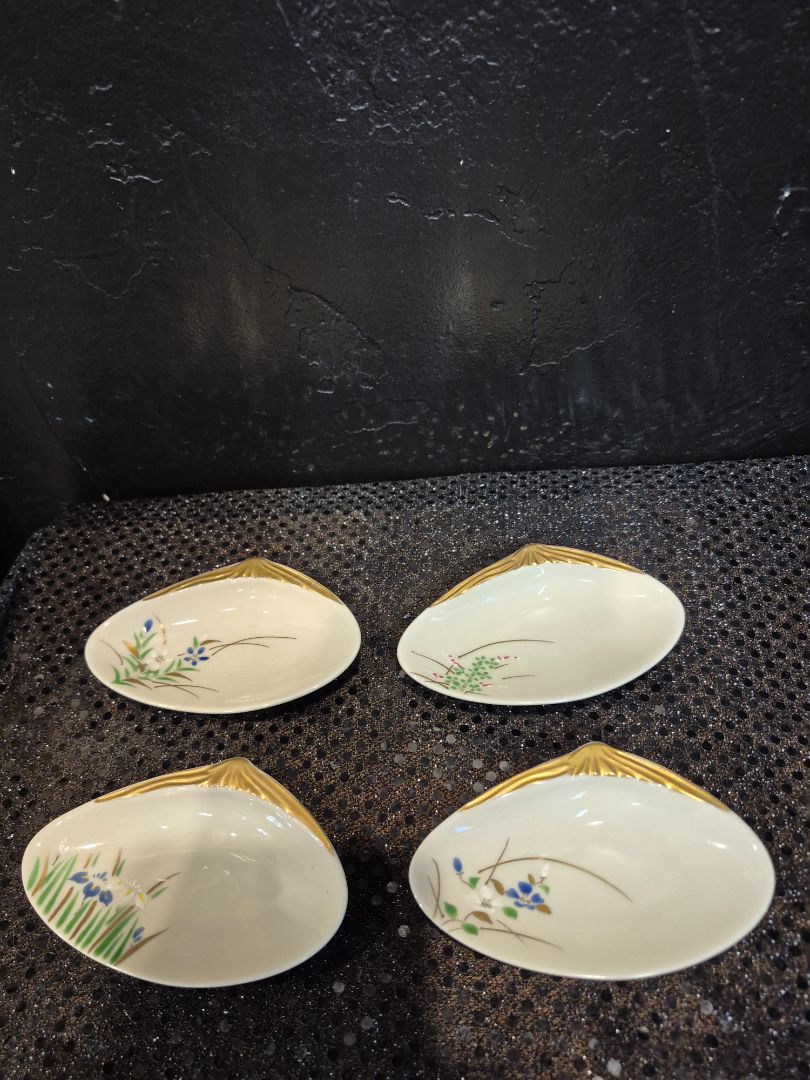 Vintage set of 4 Japanese Clam Shell Design Hand Painted Dish