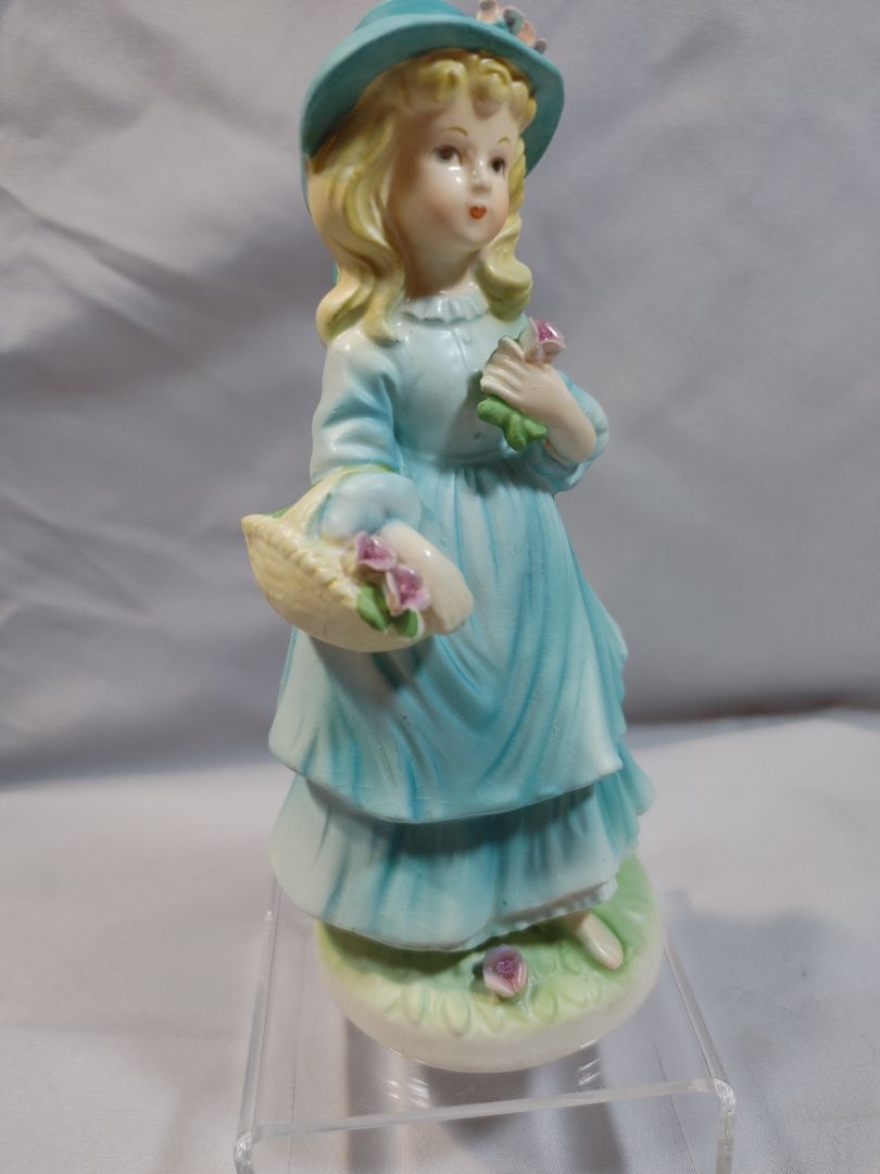 Avon 1973 Porcelain figurine, "Jennifer", 6.5